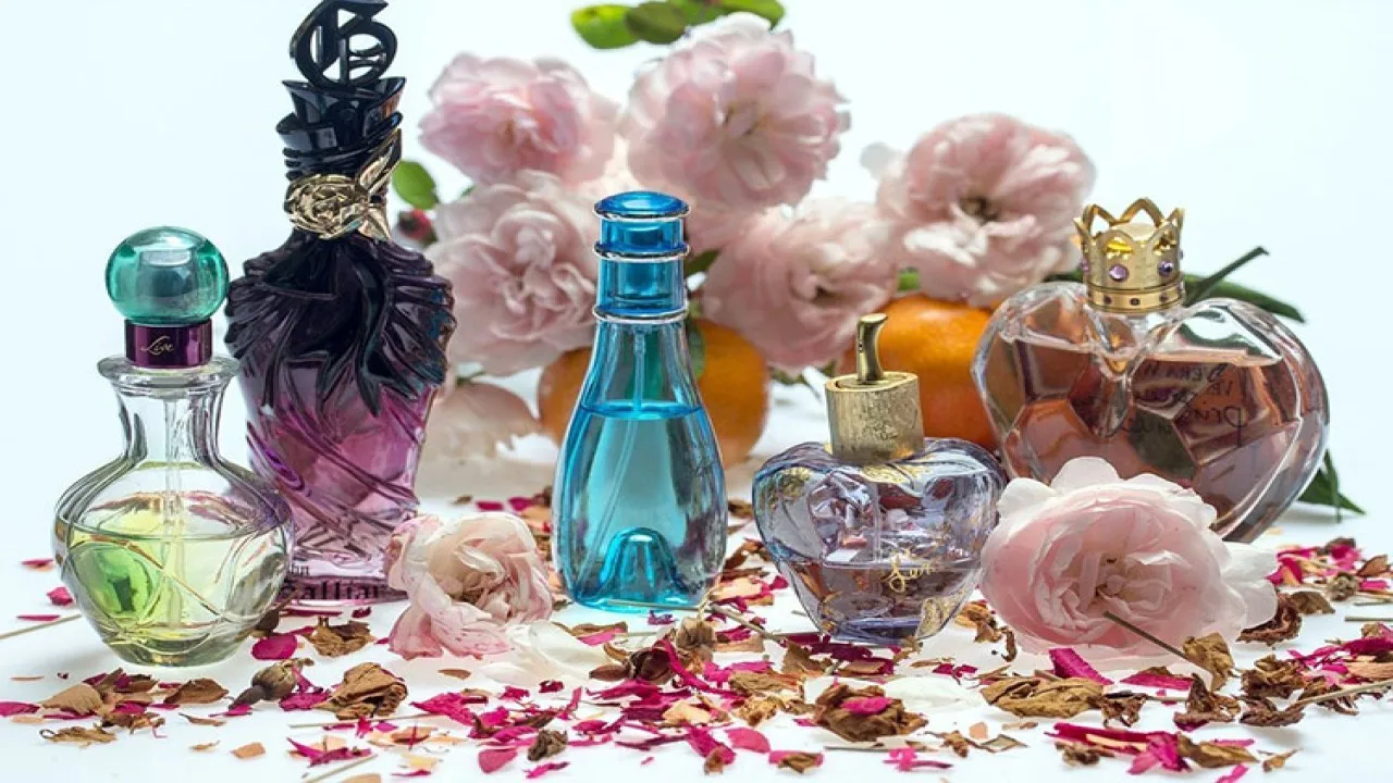 از روی رنگ شیشه، رایحه عطر رو حدس بزن! رمزگشایی روانشناسی رنگ عطر