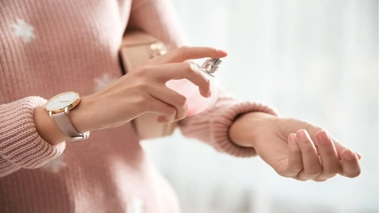 ۷ اشتباه رایج در استفاده از عطر که باعث میشه بوش نپره !